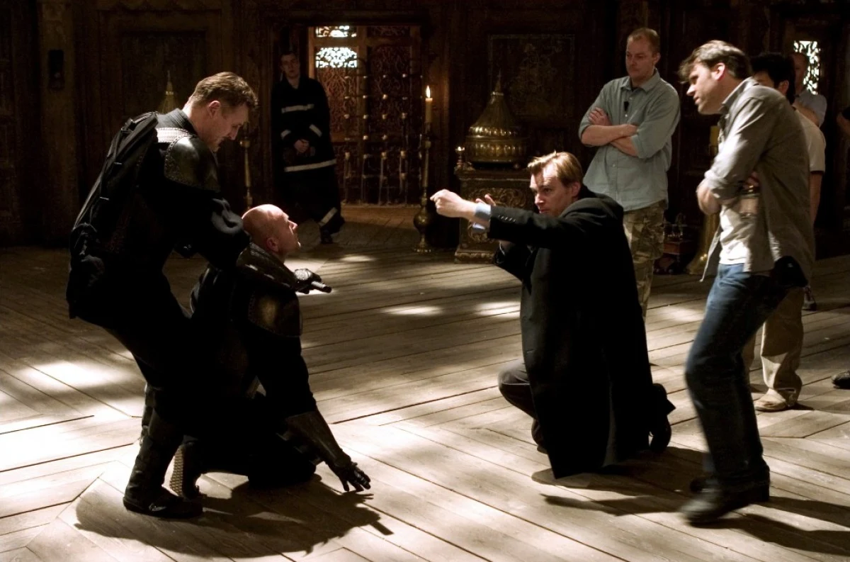 Jak duży kredyt zaufania ten pochodzący z Wielkiej Brytanii twórca dostał w "fabryce snów", świadczy fakt, że po zaledwie dwóch udanych filmach mógł zabrać się za historię Batmana - dla wielu Amerykanów, narodową świętość. Nolana nie przytłoczył jednak mit człowieka-nietoperza i w filmie "Batman-Początek" (2005) inteligentnie odświeżył konwencję kina superbohaterskiego, zepchniętego w otchłań niepamięci po nieudanych produkcjach Joela Schumachera ("Batman Forever", "Batman i Robin").