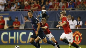 Zlatan Ibrahimović (z lewej) kontra Luke Shaw i Bastian Schweinsteiger