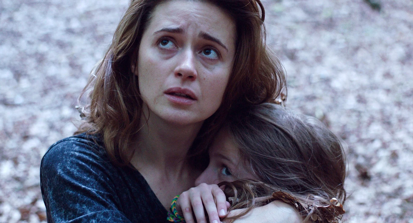 Obce niebo" Dariusza Gajewskiego ("Warszawa"), to trzymająca w napięciu historia oparta na prawdziwych wydarzeniach.

Basia i Marek mieszkają w Szwecji. Kilka niefortunnych zdarzeń uruchamia lawinę podejrzeń i doprowadza do tego, że opieka społeczna potajemnie zabiera im ukochaną córkę, Ulę. Dziewczynka zostaje przekazana rodzinie zastępczej. Polscy rodzice rozpoczynają dramatyczną walkę o jej odzyskanie. Kierowani bezwarunkową miłością do córki, bohaterowie balansują na granicy prawa.

W głównych rolach małżeństwa, które musi walczyć o swoją córkę, zobaczymy Agnieszkę Grochowską i Bartłomieja Topę.