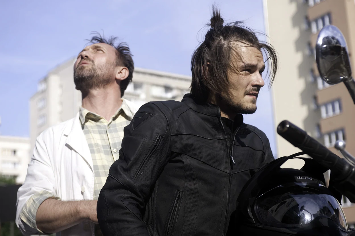 18 filmów powalczy o Złote Lwy w konkursie głównym tegorocznego Festiwalu Filmowego w Gdyni (14-19 września). 

"11 minut" Jerzego Skolimowskiego jest wielowątkowym, współczesnym dramatem. Pokazuje te same tytułowe 11 minut z życia różnych postaci przedstawione w paralelnych wątkach dramaturgicznych. Przed upływem ostatniej sekundy jedenastej minuty ich los połączy wydarzenie, które definitywnie zaważy na ich życiu.

W filmie zobaczymy m.in.: Andrzeja Chyrę, Wojciecha Mecwaldowskiego, Agatę Buzek, Piotra Głowackiego, Jana Nowickiego, Beatę Tyszkiewicz, Paulinę Chapko oraz Dawida Ogrodnika. 