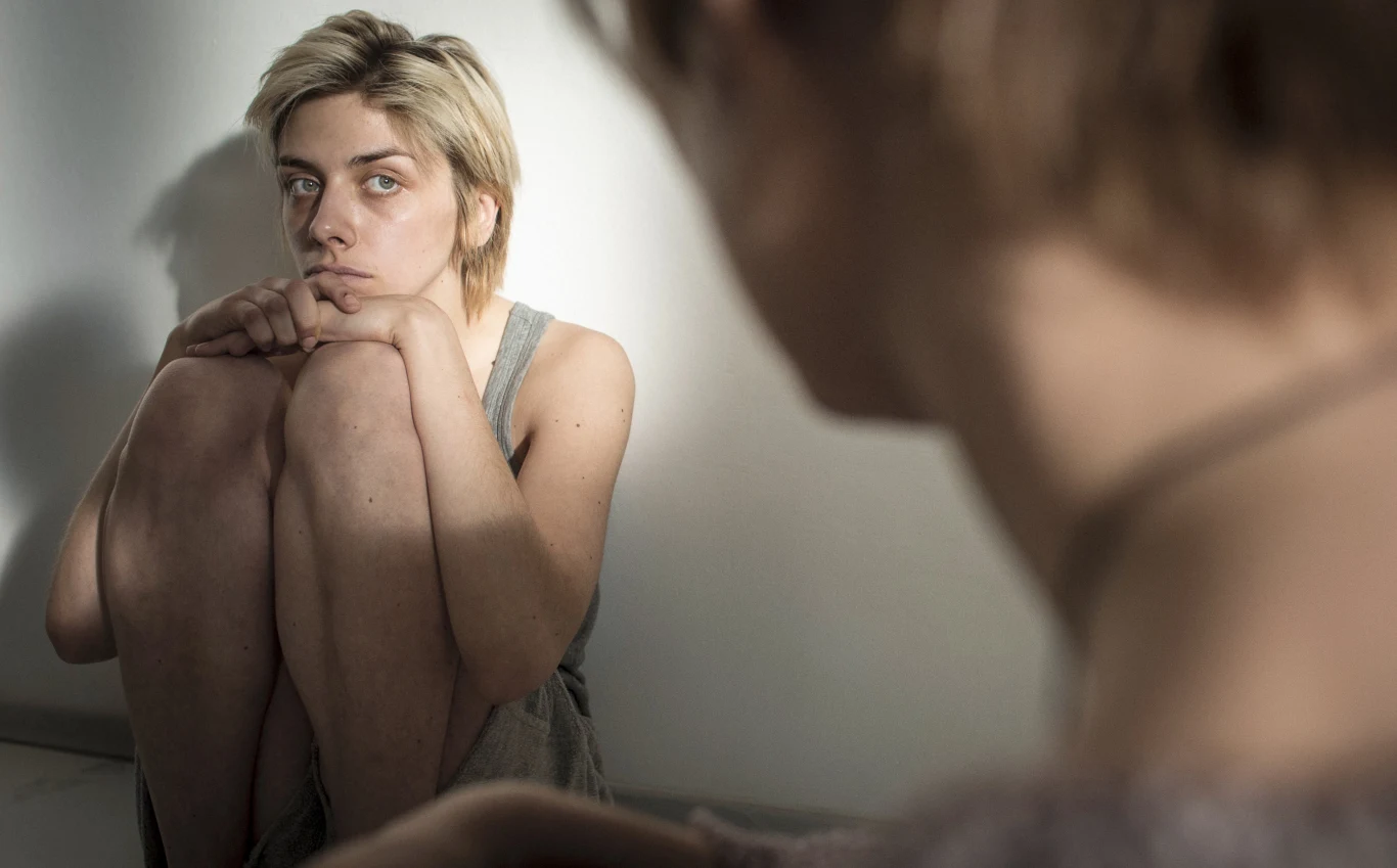 "Body/Ciało" Małgorzaty Szumowskiej to jeden z trzech filmów walczących o Złote Lwy, które miały już kinową premierę.

Nagrodzony Srebrnymi Lwami na Berlinale obraz to opowieść o cynicznym prokuratorze (Janusz Gajos) i jego cierpiącej na anoreksję córki (debiutantka Justyna Suwała), którzy próbują, każde na swój sposób, odnaleźć się po tragicznej śmierci najbliższej osoby. 

Gdy pewnego dnia terapeutka dziewczyny - Anna (Maja Ostaszewska) oznajmi im, że zmarła skontaktowała się z nią z zaświatów i ma dla nich wiadomość, będą zmuszeni zweryfikować swoje poglądy na życie i na śmierć.