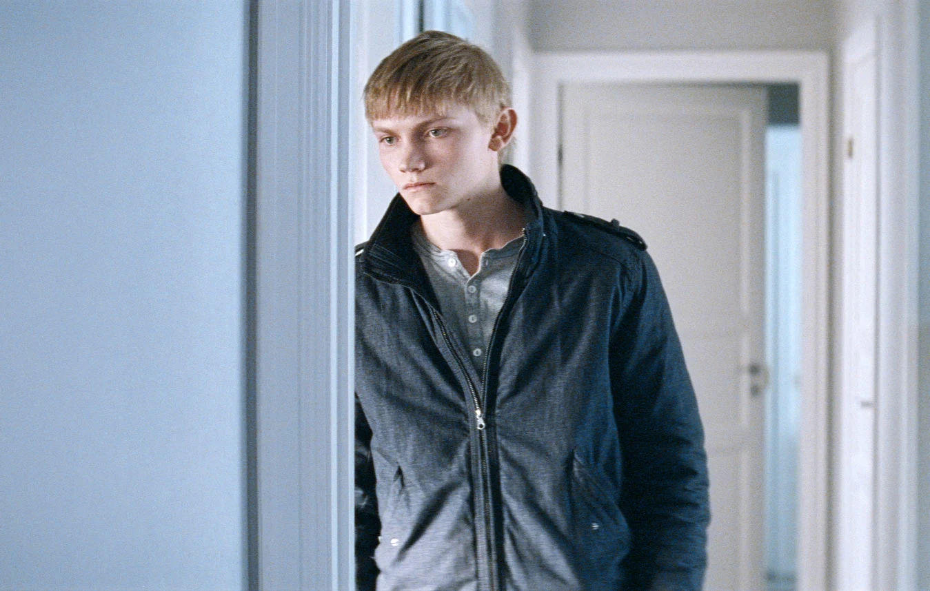 Prezentowany na festiwalu w Cannes "Intruz" w reżyserii absolwenta Szkoły Filmowej w Łodzi Magnusa von Horna to historia 17-letniego Johna, który po wyjściu z więzienia podejmuje próbę rozpoczęcia nowego życia. Wkrótce jednak zostaje skonfrontowany ze swoją przeszłością, którą chciałby wskrzesić i o której jednocześnie chciałby zapomnieć.

W obsadzie znaleźli się niemal wyłącznie szwedzcy aktorzy, wyjątkiem jest rola Wiesława Komasy, który wcielił się w dziadka głównego bohatera. Autorem zdjęć jest nominowany do Oscara Łukasz Żal ("Ida"). 