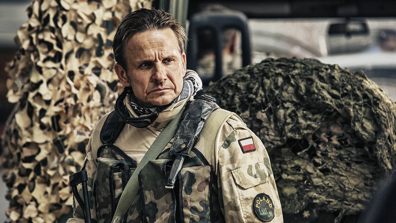 "Karbala" Krzysztofa Łukaszewicza to opowieść o jednej z najbardziej bohaterskich bitew w najświeższej historii polskiej armii. Film inspirowany jest prawdziwą historią ppłk. Grzegorza Kaliciaka, który dowodził oddziałem polskich i bułgarskich żołnierzy w Karbali.  

Dowódcę Kalickiego zagrał Bartłomiej Topa (na zdjęciu). W pozostałe role wcieliła się plejada polskich gwiazd: Antoni Królikowski, Tomasz Schuchardt, Leszek Lichota, Michał Żurawski, Piotr Żurawski, Łukasz Simlat, Mikołaj Roznerski, Piotr Głowacki Zbigniew Stryj, Jakub Wieczorek i Kazimierz Mazur. 