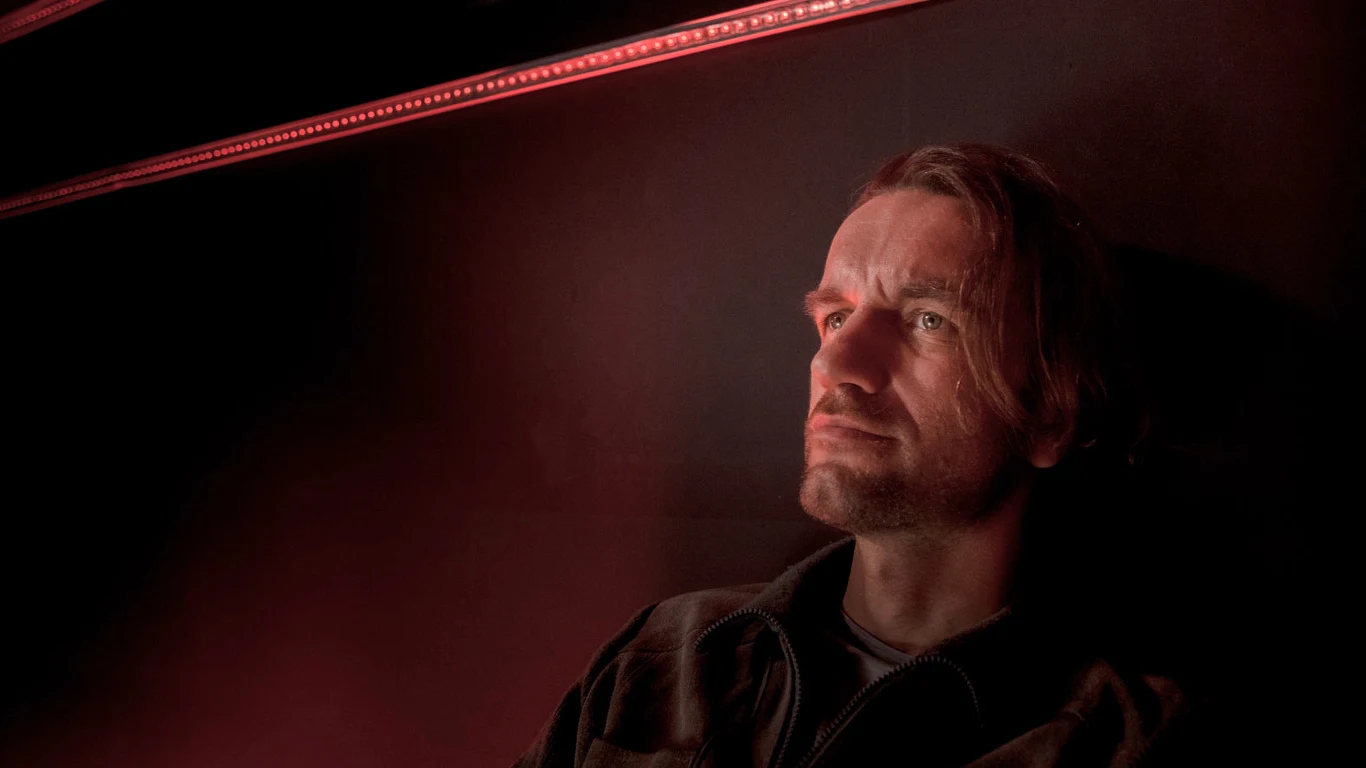 Rok po zdobyciu w Gdyni nagrody aktorskiej za rolę Zbigniewa Religi w filmie "Bogowie", Tomasz Kot wraca z niemałymi szansami na powtórzenie ubiegłorocznego wyczynu.

W inspirowanym postacią Tadeusza Szymkowa dramacie "Żyć nie umierać" w reżyserii Macieja Migasa Kot wciela się w zapomnianego aktora, który dowiaduje się, że jest nieuleczalnie chory. Według lekarza zostały mu zaledwie trzy miesiące życia.


