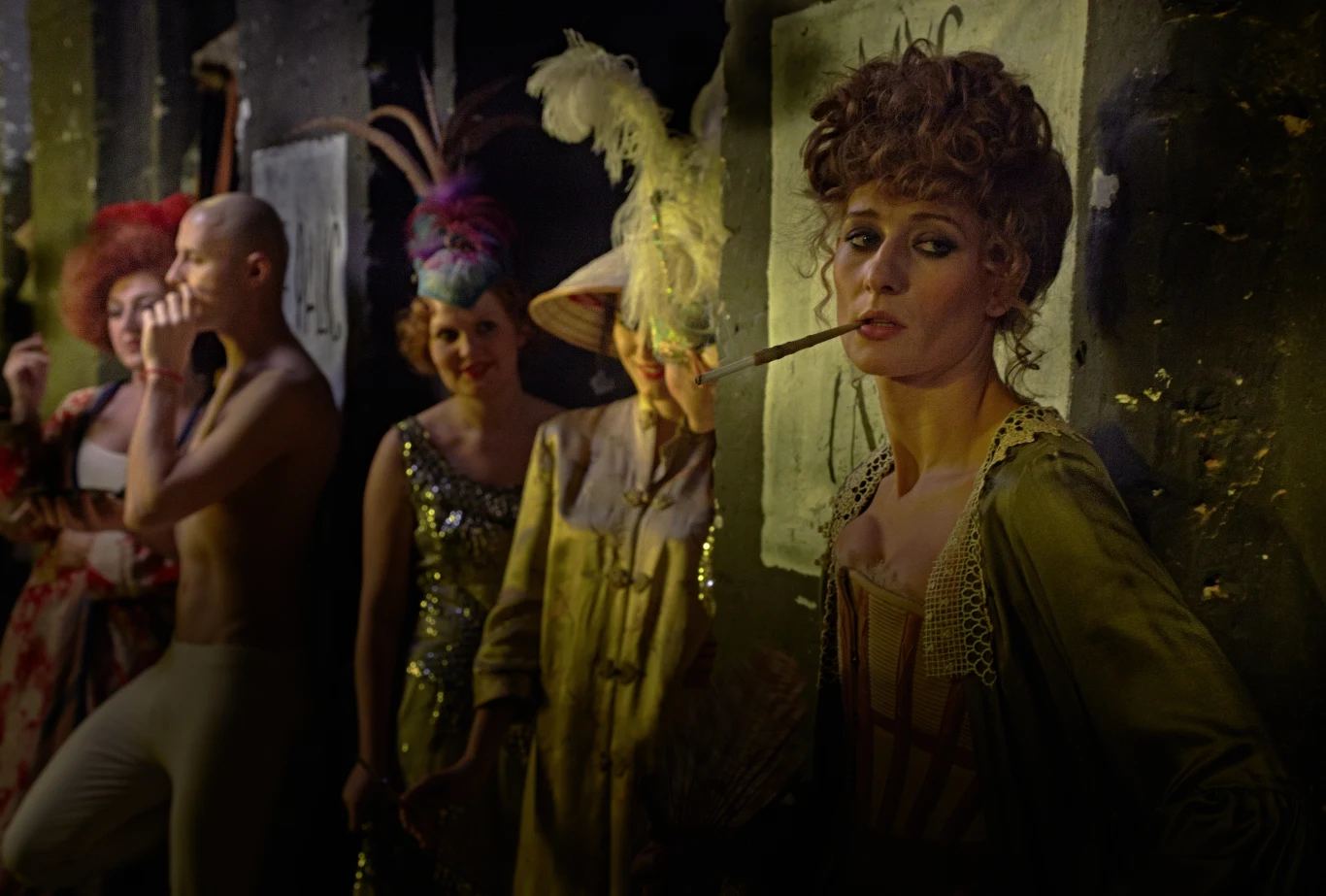 O Złote Lwy powalczy też w tym roku znana z kinowych ekranów "Hiszpanka" Łukasza Barczyka - opowiadający o Powstaniu Wielkopolskim obraz, w którym prawda historyczną miesza się z fikcją. 

W przepełnionej efektami specjalnymi produkcji zobaczymy amerykańskiego gwiazdora Crispina Glovera, któremu towarzyszą rodzime gwiazdy: Jan Frycz, Jan Peszek, Kuba Gierszał, Sandra Korzeniak, Piotr Głowacki oraz Magdalena Popławska.