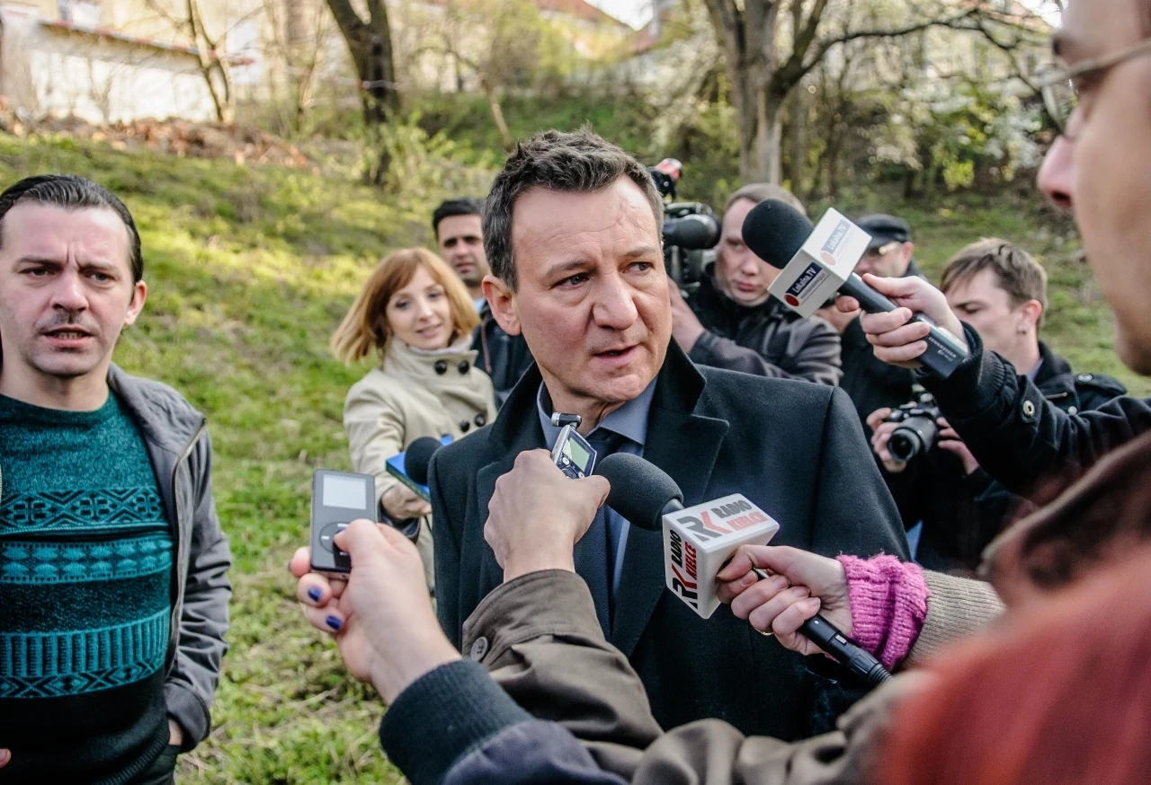 Znane z ekranów kin "Ziarno prawdy" w reżyserii Borysa Lankosza to ekranizacja kryminału Zygmunta Miłoszewskiego.

W Sandomierzu zostaje popełniona straszliwa zbrodnia. Ciało zamordowanej kobiety, powszechnie lubianej działaczki społecznej, zostaje podrzucone nagie w miejscu publicznym. Sposób w jaki pozbawiono ją życia przywodzi na myśl mord rytualny. Lokalni stróże prawa pod wodzą niedawnego gwiazdora stołecznej prokuratury, Teodora Szackiego (Robert Więckiewicz), będą musieli nie tylko rozwiązać zagadkę kryminalną, ale także stawić czoło rozhisteryzowanej opinii publicznej. 