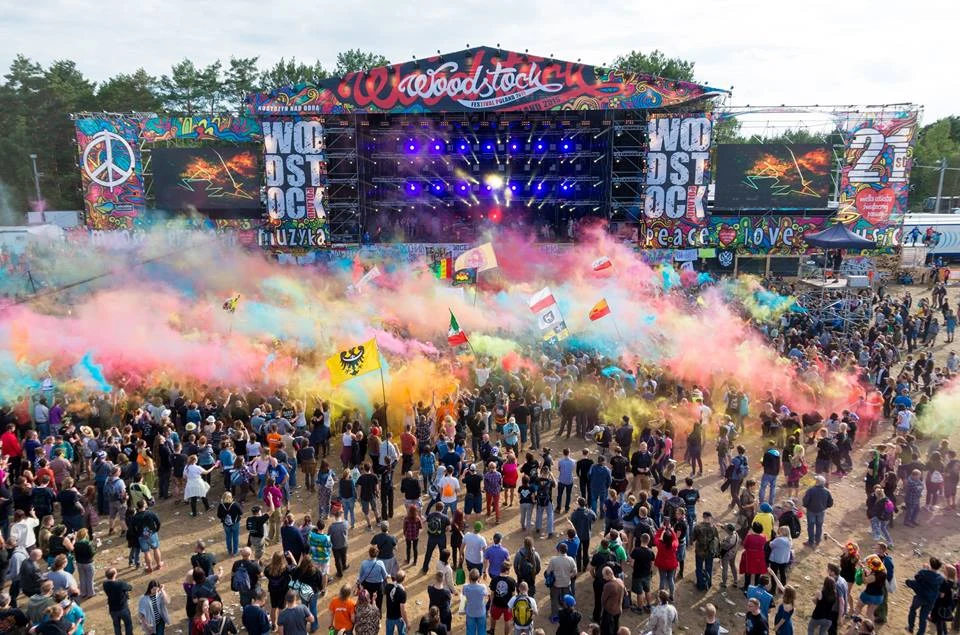 Festiwalowy teren przykryła kolorowa mgła zmieszana z kurzem Festiwalowy teren przykryła kolorowa mgła zmieszana z kurzem