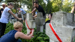 Sprzątanie grobów powstańców