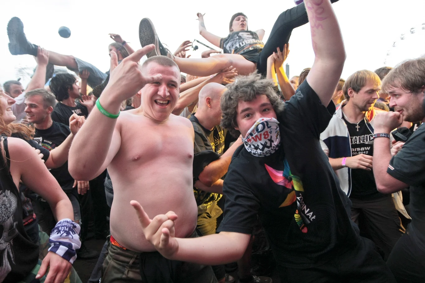 Pod sceną bawią się tysiące ludzi Pod sceną bawią się tysiące ludzi