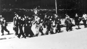 Oddział Kedywu Okręgu Lwów maszeruje ulicą Leona Sapiehy przed Politechniką Lwowską w czasie akcji „Burza” (ze zbiorów Światowego Związku Żołnierzy Armii Krajowej Obszar Lwów) 	 