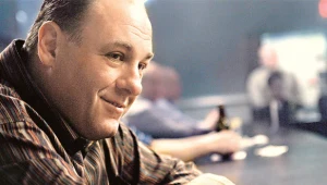 Gandolfini był zaskoczony, że to on został serialowym Tonym. Sądził, że rolę tę dostanie jakiś włoski przystojniak w typie George’a Clooney’a. Aktor liczył, że zagra w filmowej kontynuacji „Rodziny...”, jednak te plany pokrzyżowała jego przedwczesna śmierć w czerwcu 2013 roku
