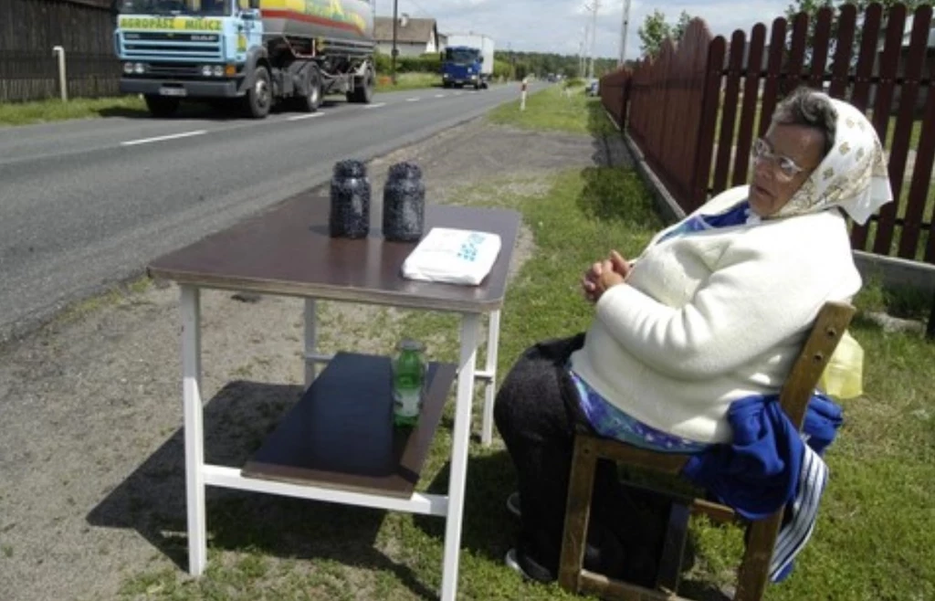 Przydrożna sprzedaż jagód lub innych owoców jest bardzo popularna w okresie letnim