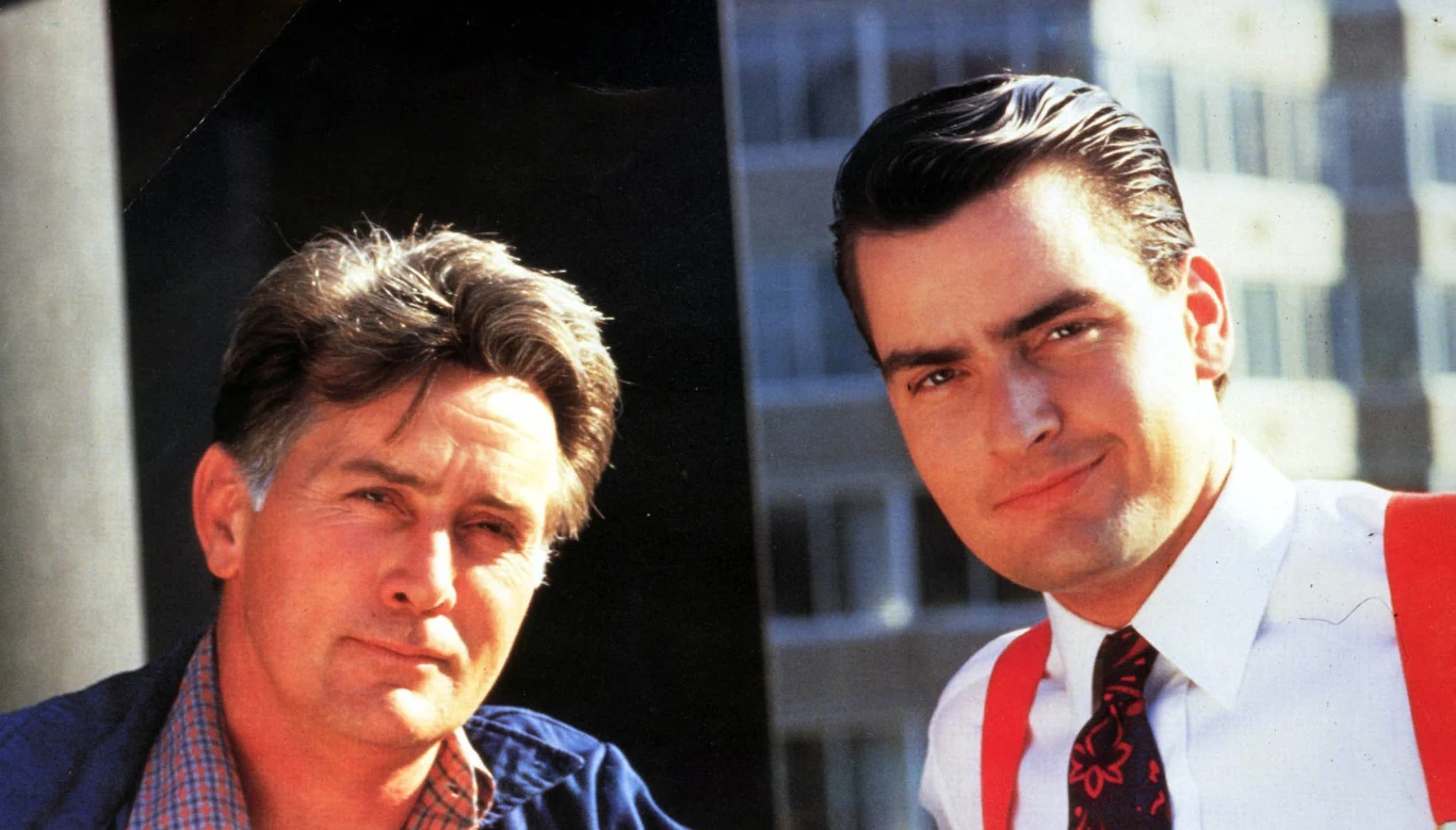 Martin Sheen z synem Charliem w filmie 'Wall Street" (1987)
