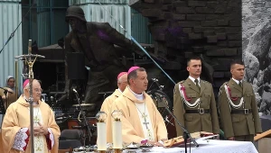 Biskup polowy WP Józef Guzdek oraz biskup diecezjalny warszawsko-praski Henryk Hoser podczas polowej mszy św. odprawionej przy Pomniku Powstania Warszawskiego