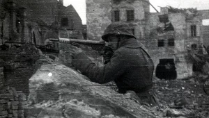 Powstaniec na barykadzie / archiwum Lecha Charewicza/FOTONOVA