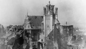 Powstanie Warszawskie. Strona płd-zach. placu Zamkowego z wylotem ulic Piwnej i Świętojańskiej. W głębi katedra św. Jana oraz zachowany jeszcze dach i fronton kościoła Jezuitów
