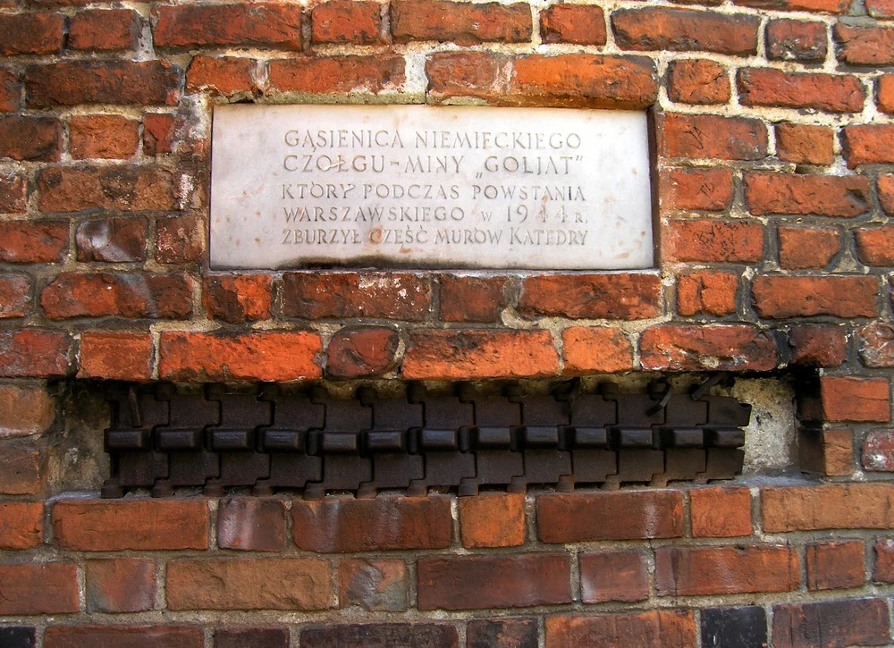 Stare Miasto w Warszawie. Na fot. gąsiennica czołgu w ścianie archikatedry p.w. św. Jana Chrzciciela