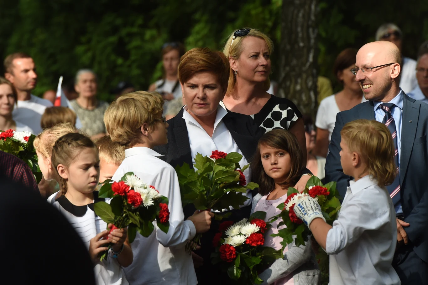 Kandydatka PiS na premiera Beata Szydło (C) podczas uroczystości przed pomnikiem Gloria Victis na Wojskowych Powązkach
