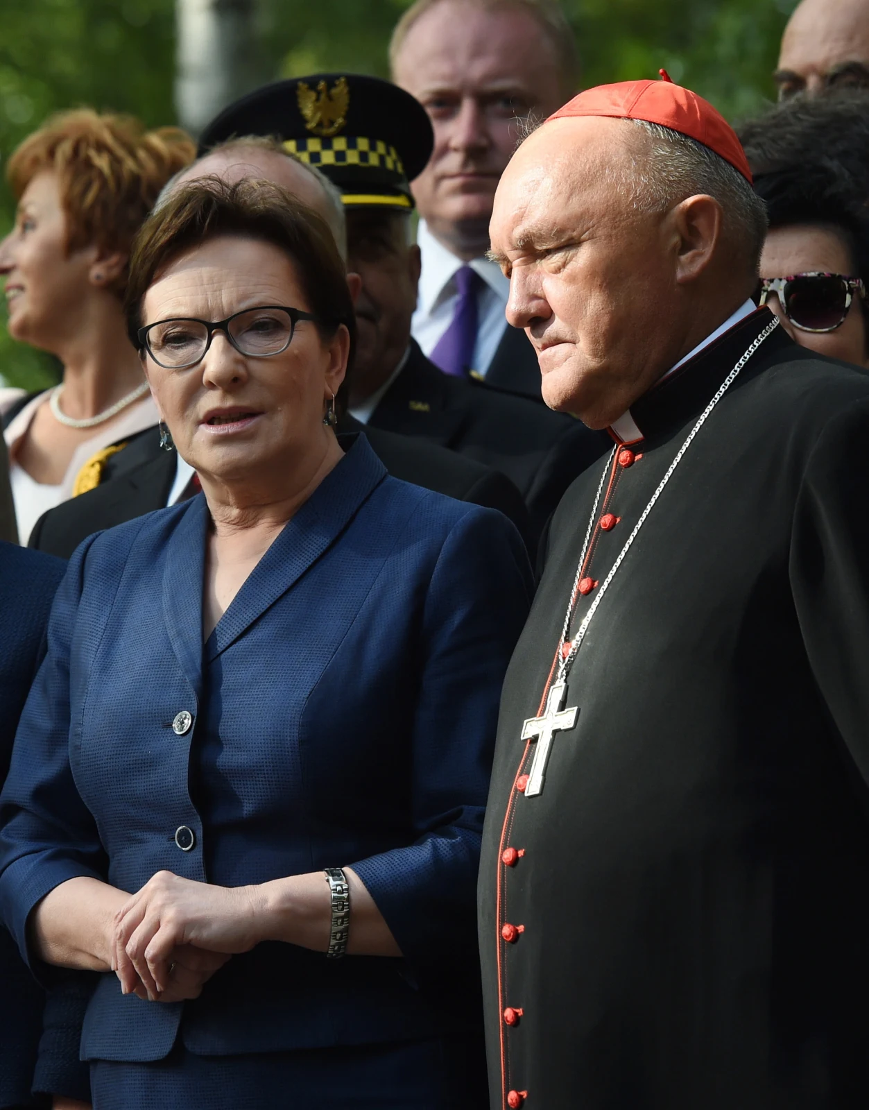 Metropolita warszawski kard. Kazimierz Nycz (P) i premier Ewa Kopacz (L) podczas uroczystości przed pomnikiem Gloria Victis na Wojskowych Powązkach