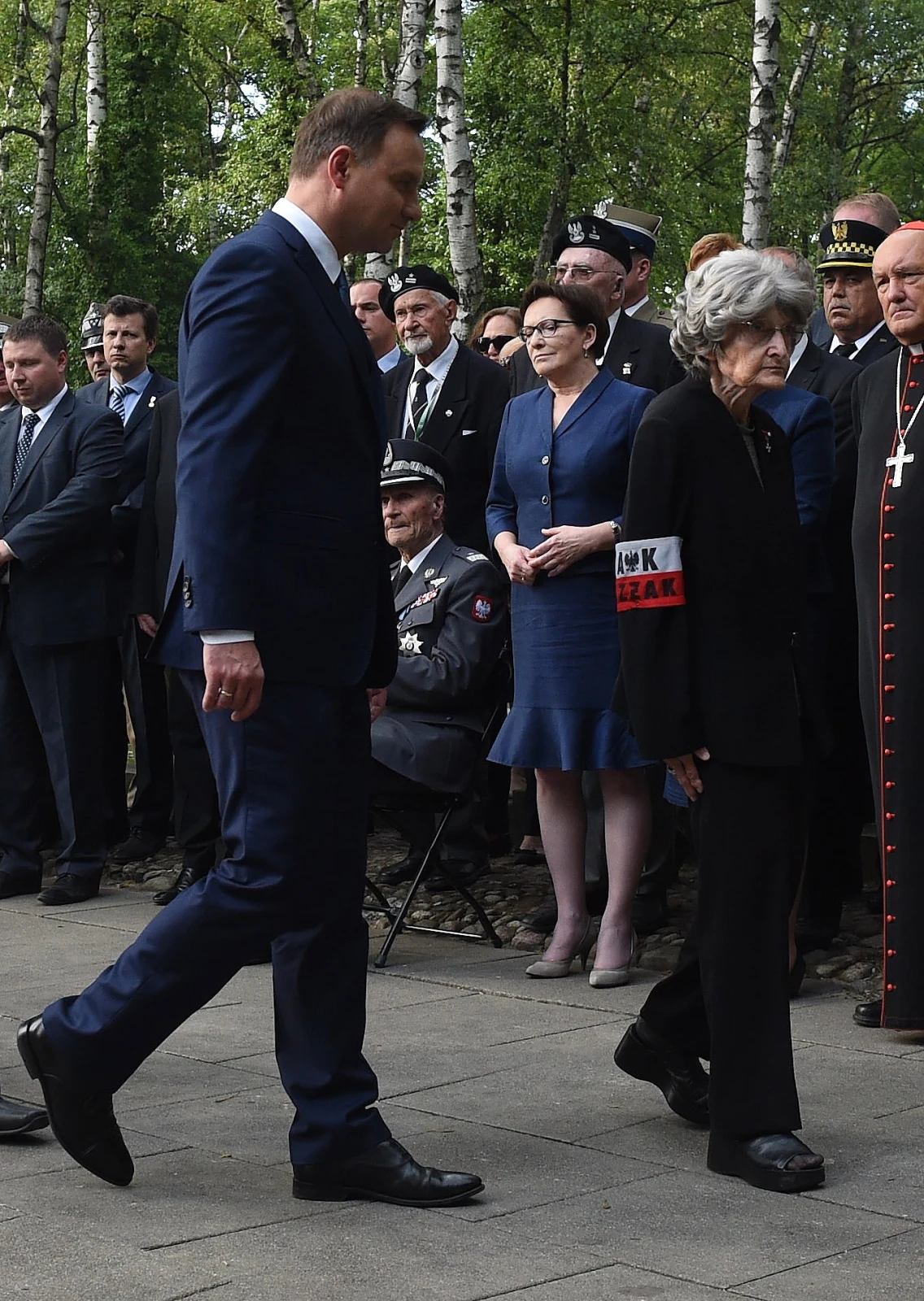 Prezydent elekt Andrzej Duda (C front) i premier Ewa Kopacz (C w głębi) podczas uroczystości przed pomnikiem Gloria Victis na Wojskowych Powązkach