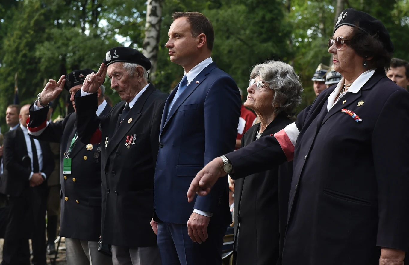 Prezydent elekt Andrzej Duda (C) i uczesnicy powstania podczas uroczystości przed pomnikiem Gloria Victis na Wojskowych Powązkach