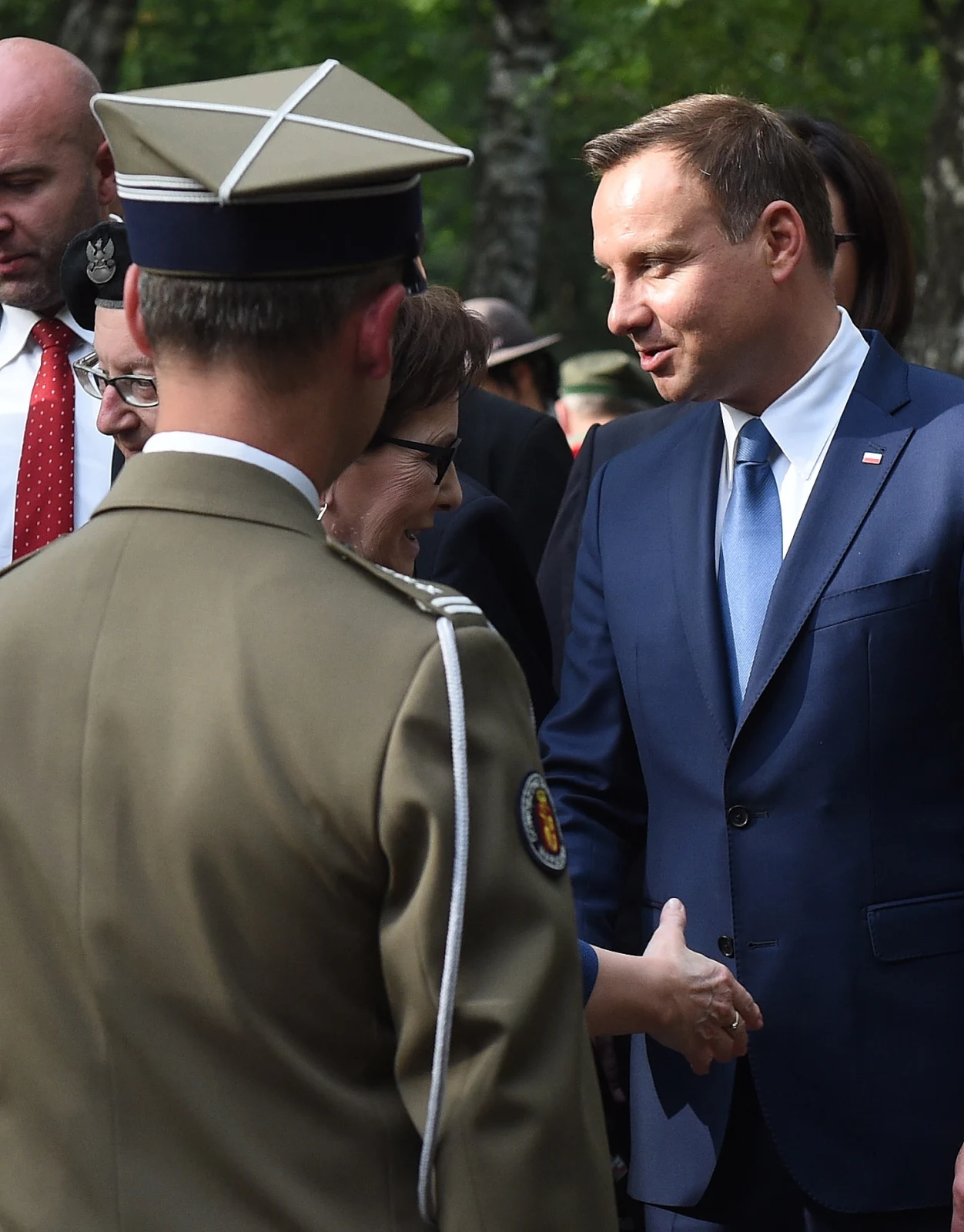 Prezydent elekt Andrzej Duda (P) i premier Ewa Kopacz (C w głębi) podczas uroczystości przed pomnikiem Gloria Victis na Wojskowych Powązkach
