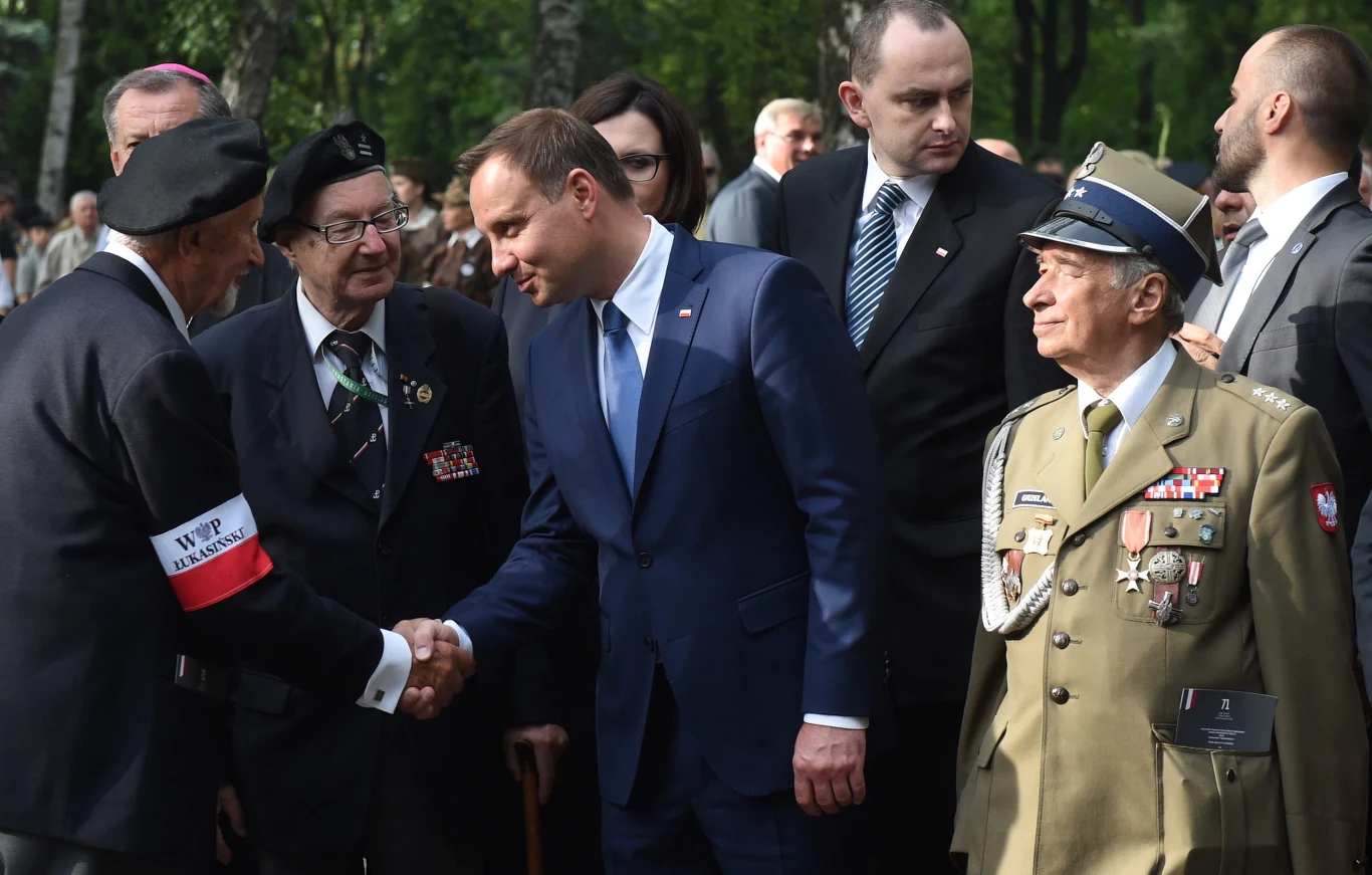 Prezydent elekt Andrzej Duda (C) i prezes Zarządu Głównego Światowego Związku Żołnierzy Armii Krajowej Leszek Żukowski (L) podczas uroczystości przed pomnikiem Gloria Victis na Wojskowych Powązkach