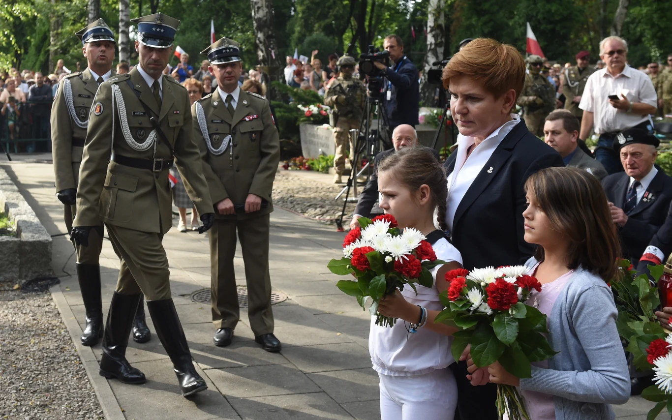 Kandydatka PiS na premiera Beata Szydło (P) podczas uroczystości przed pomnikiem Gloria Victis na Wojskowych Powązkach