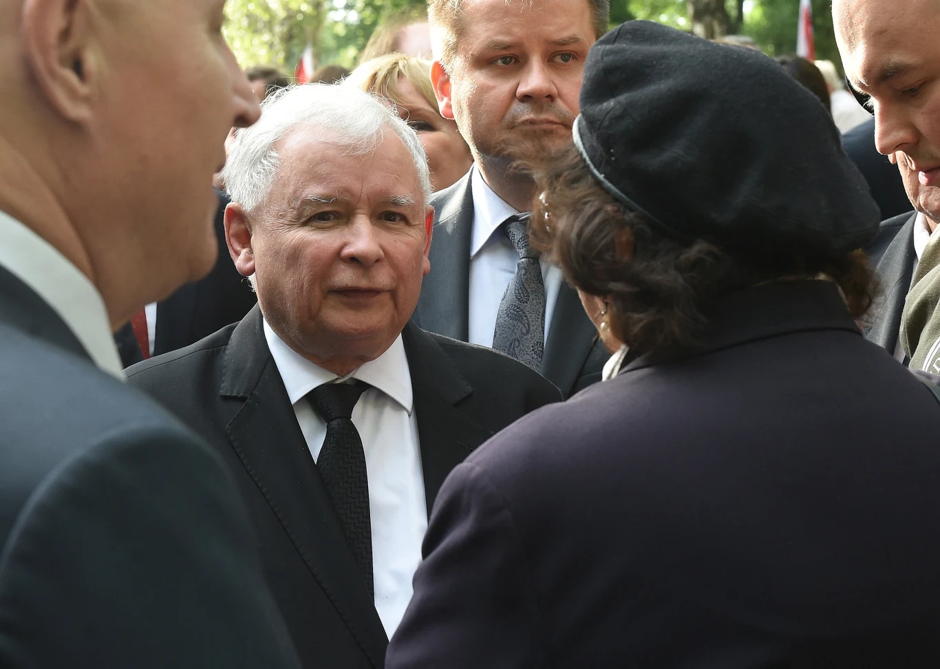 Prezes PiS Jaroslaw Kaczyński (C) podczas uroczystości przed pomnikiem Gloria Victis na Wojskowych Powązkach