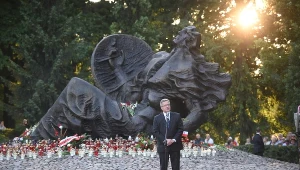 Prezydent Bronisław Komorowski podczas uroczystości przed Pomnikiem Polegli Niepokonani na warszawskiej Woli