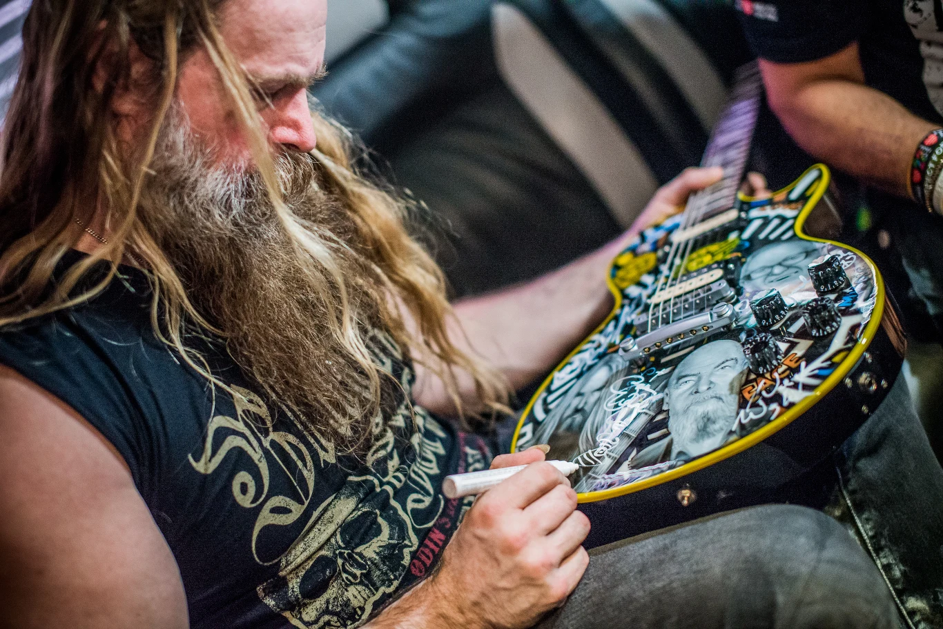 Zakk Wylde podpisuje woodstockową gitarę, która zostanie sprzedana na aukcji WOŚP