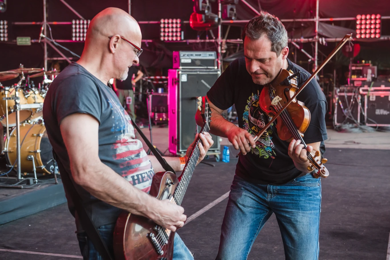 Proletaryat: gitarzysta Wiktor Daraszkiewicz i Kasprol tym razem na skrzypcach Proletaryat: gitarzysta Wiktor Daraszkiewicz i Kasprol tym razem na skrzypcach