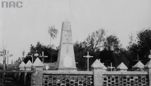 Pomnik poległym policjantów na cmentarzu w Stołpcach