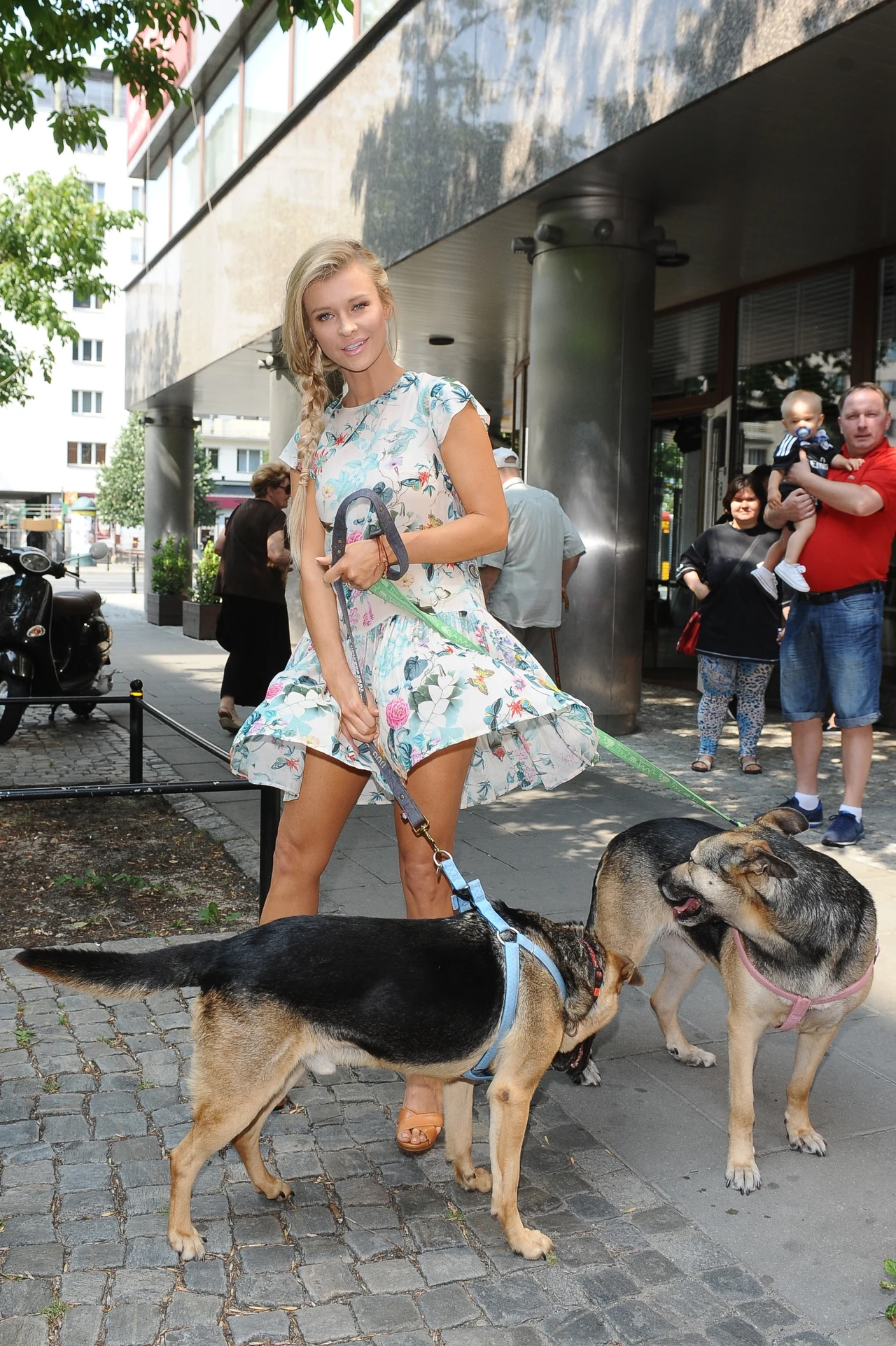 Joanna Krupa z dwoma psami ze schroniska Joanna Krupa z dwoma psami ze schroniska