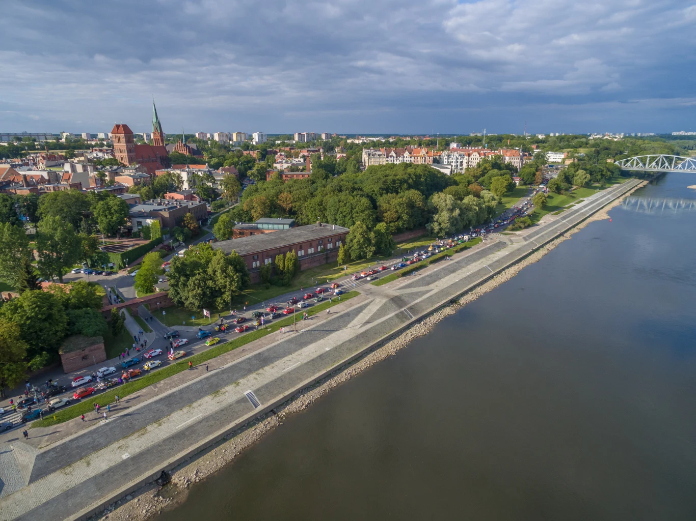 Zlot miłośników Citroena 2CV w Toruniu