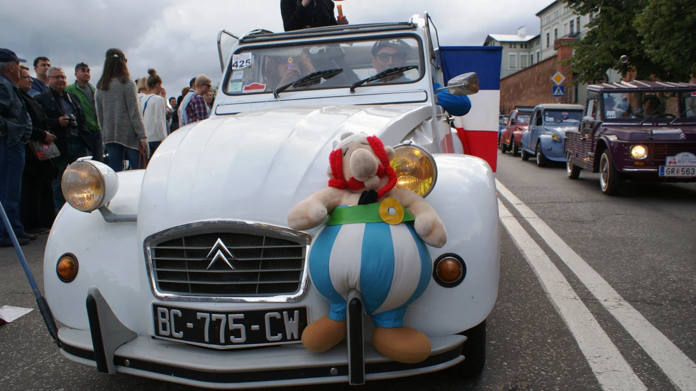 Zlot miłośników Citroena 2CV w Toruniu