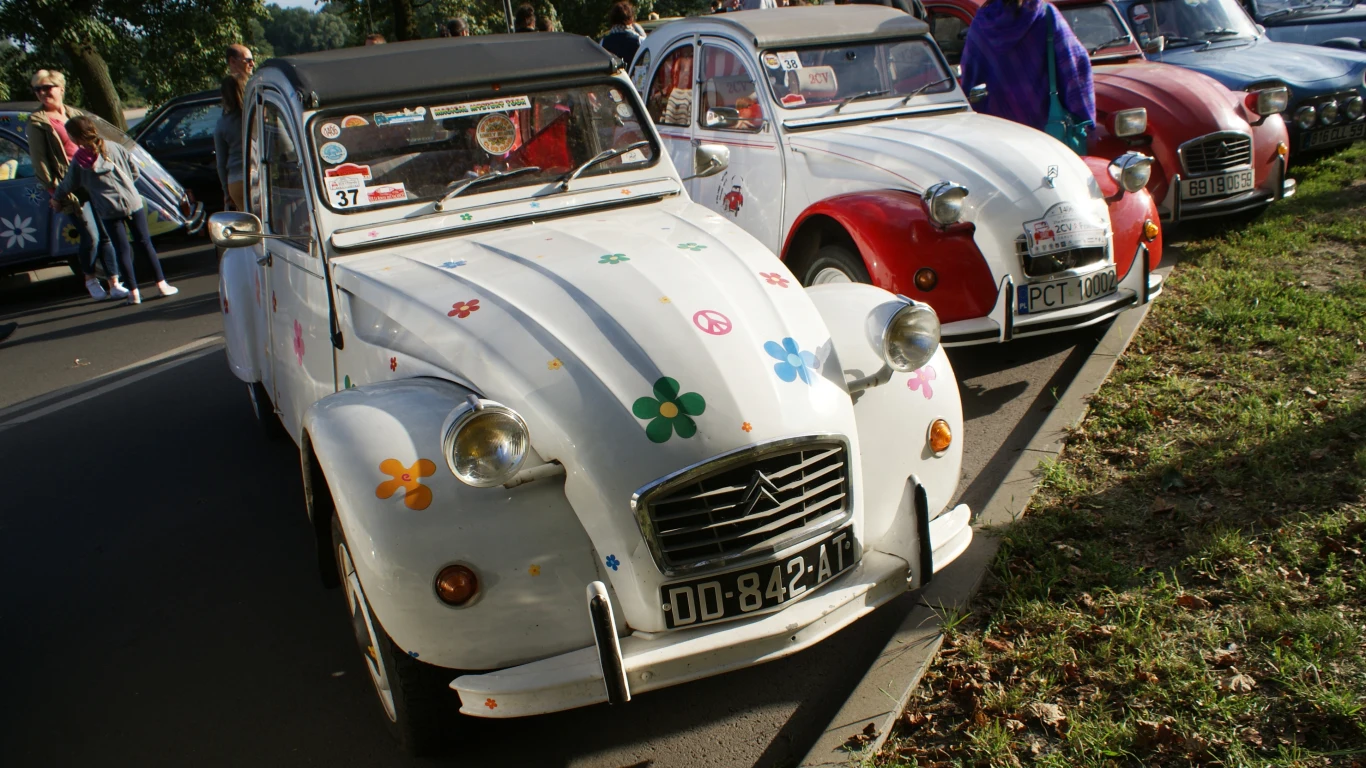 Zlot miłośników Citroena 2CV w Toruniu