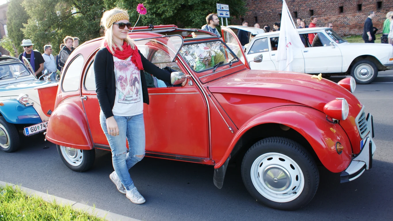 Zlot miłośników Citroena 2CV w Toruniu