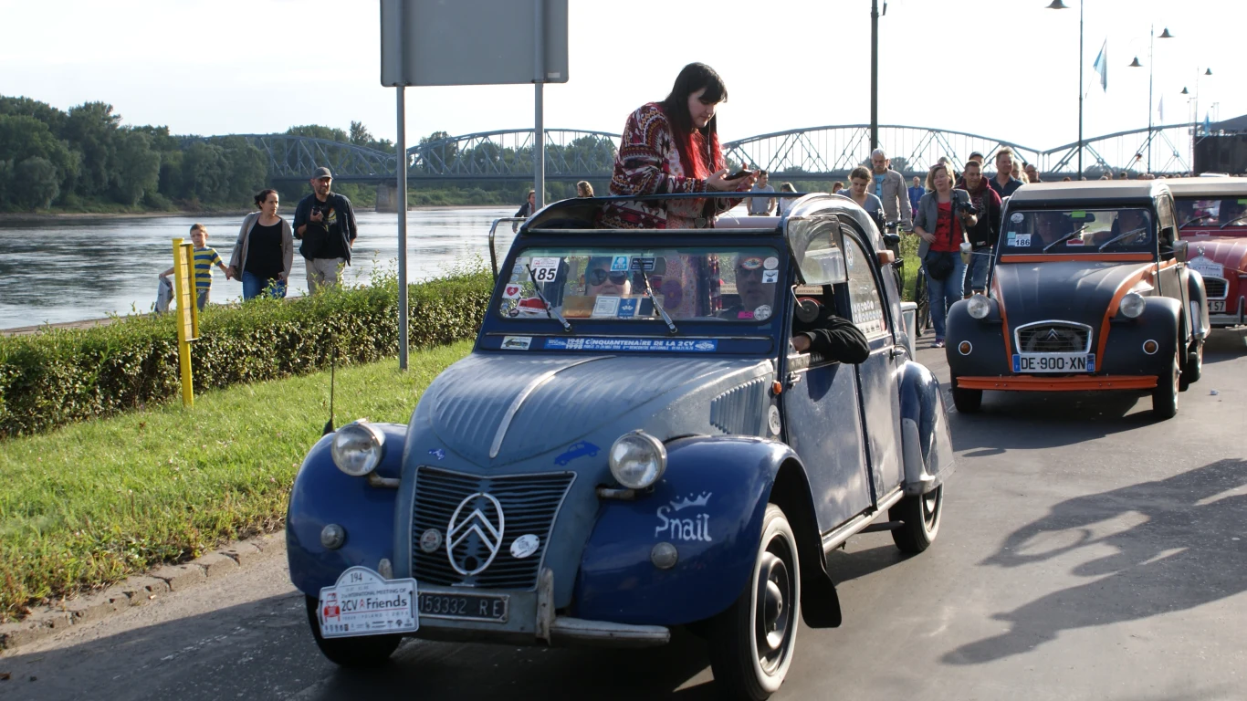Zlot miłośników Citroena 2CV w Toruniu