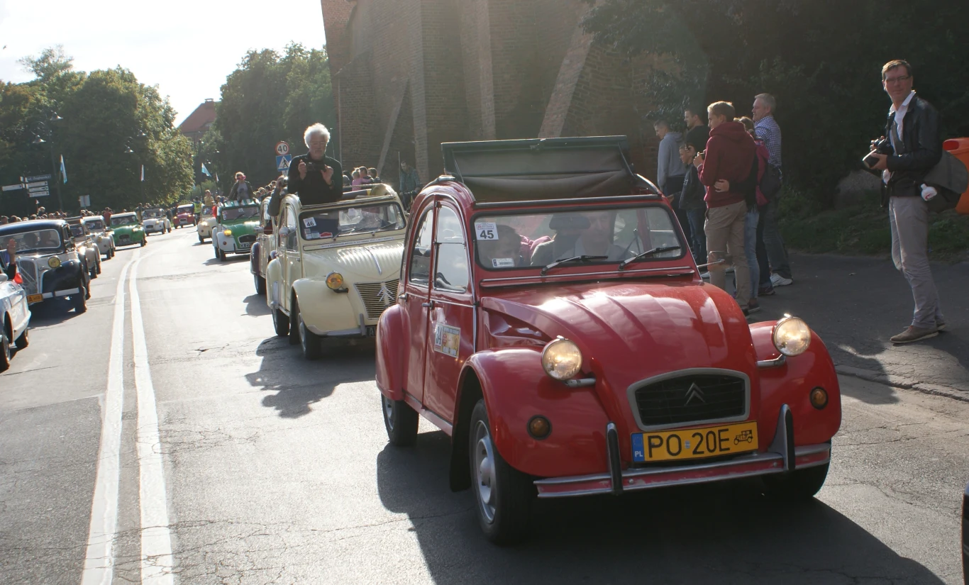 Zlot miłośników Citroena 2CV w Toruniu