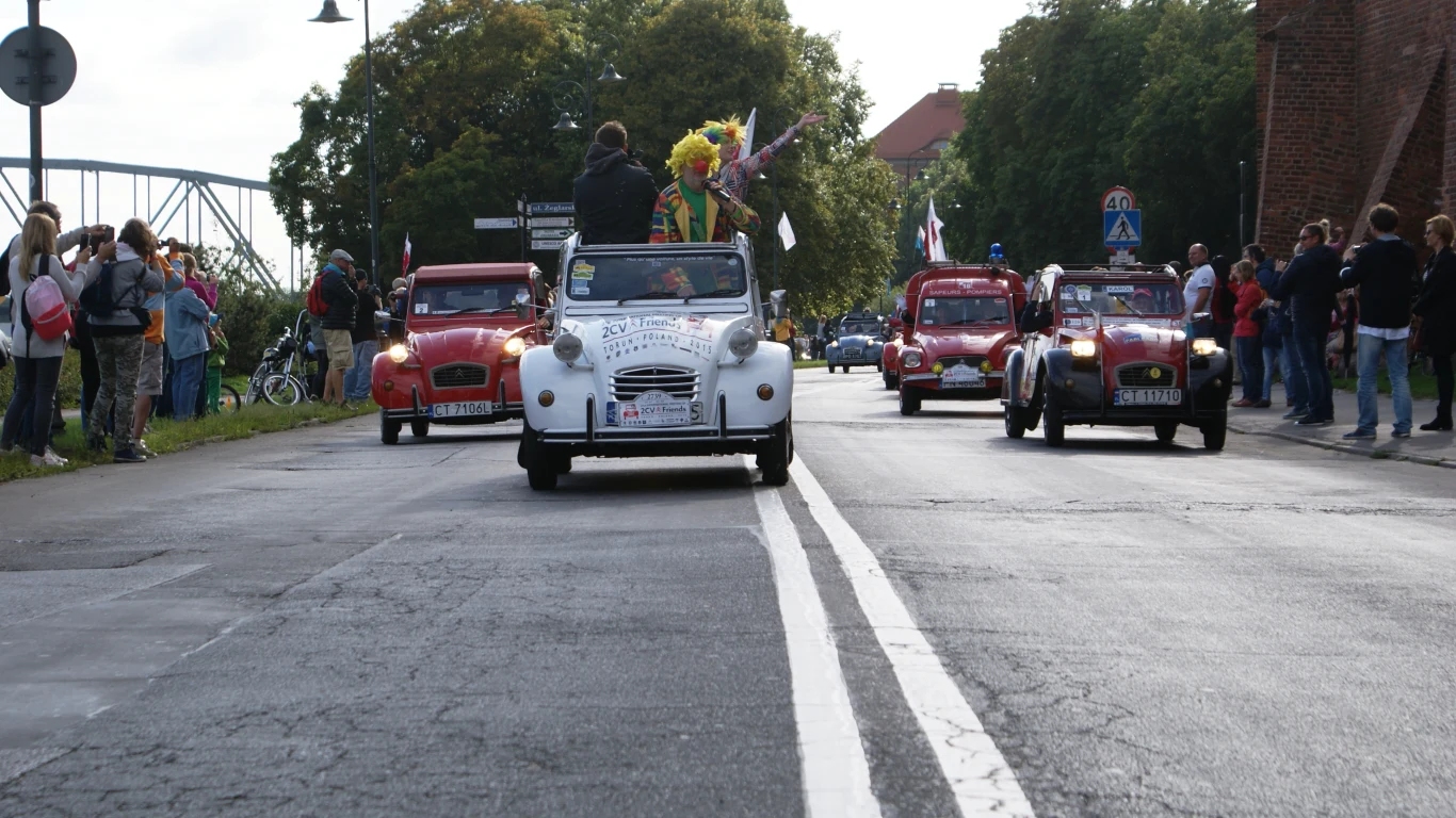 Zlot miłośników Citroena 2CV w Toruniu