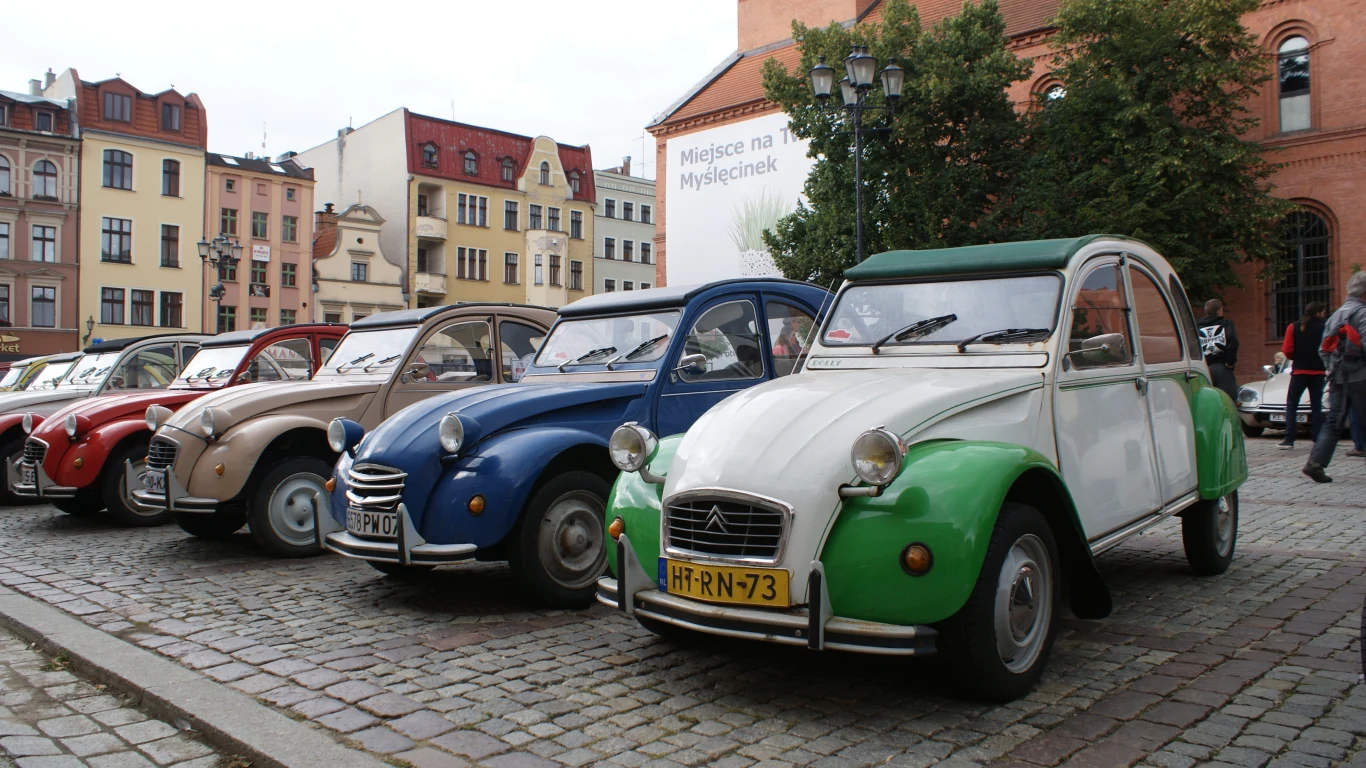 Zlot miłośników Citroena 2CV w Toruniu