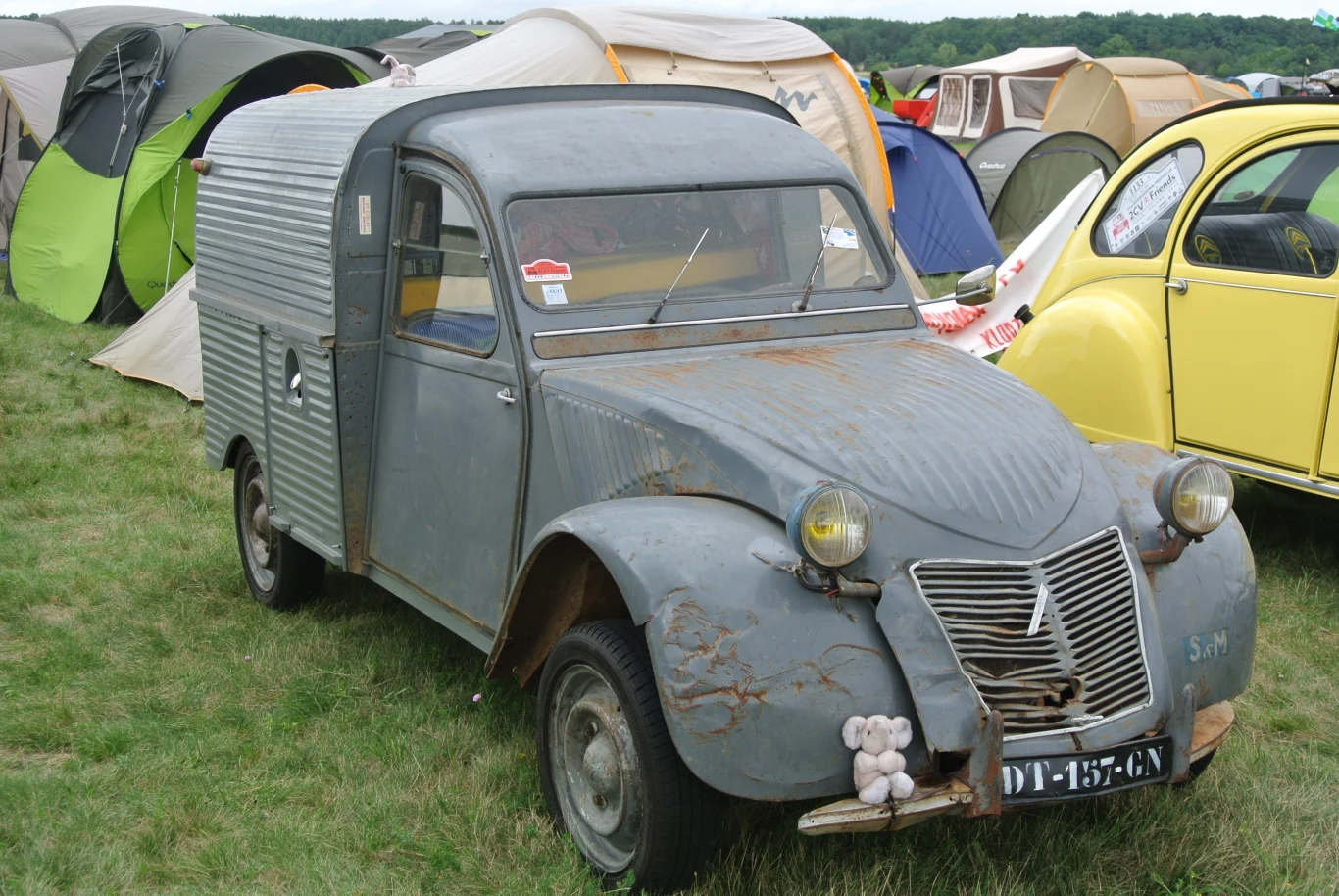 Zlot miłośników Citroena 2CV w Toruniu