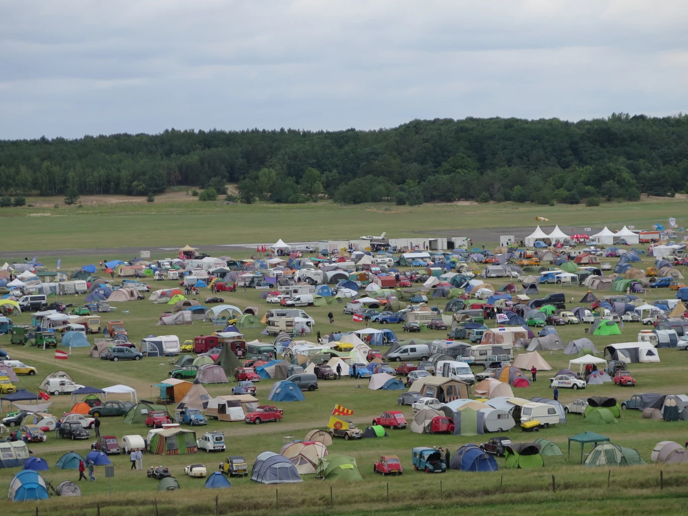 Zlot miłośników Citroena 2CV w Toruniu