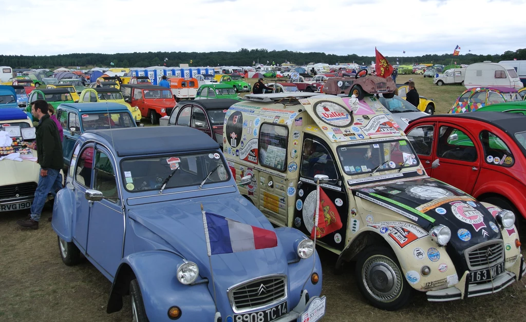 Na tegorocznym zlocie miłośników Citroena 2CV było naprawdę tłoczno