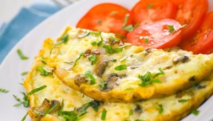 Omlet biszkoptowy z pieczarkami