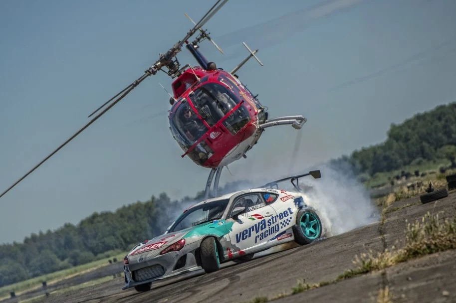 Kuba Przygoński w Toyocie GT86 i Felix Baumgartner w helikopterze