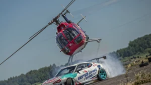 Toyota GT86 z Kubą Przygońskim za kierownicą driftuje z helikopterem