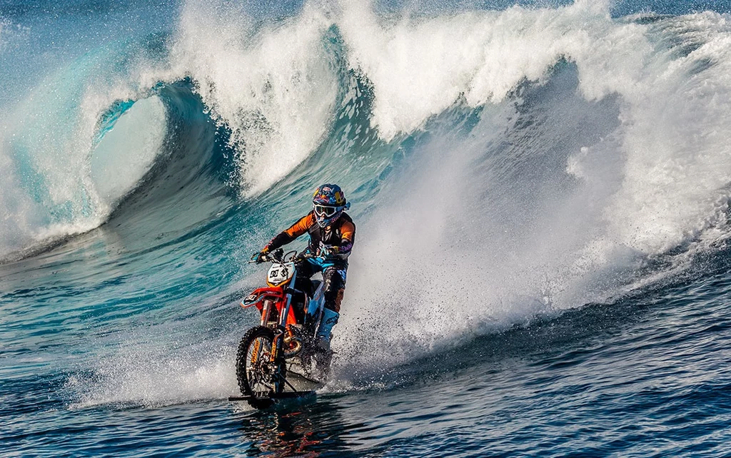 Robbie Maddison ujeżdżający fale na crossie