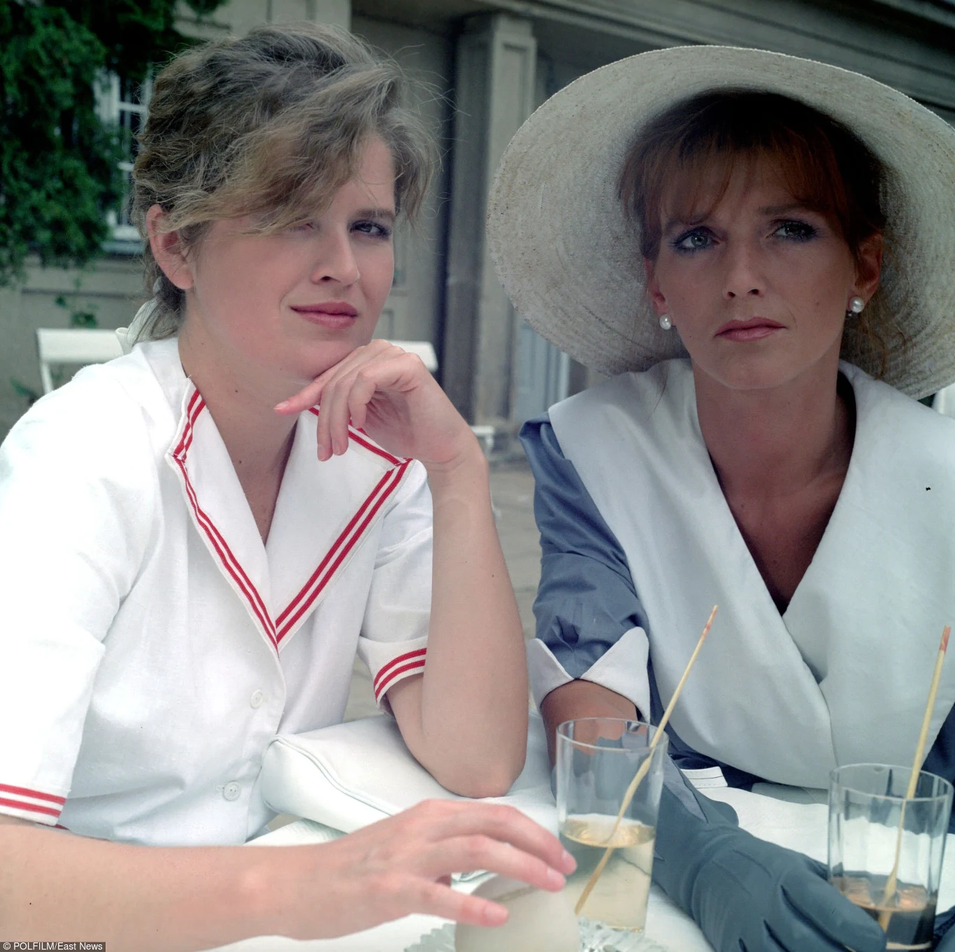 Aktorkę mogliśmy potem zobaczyć w dwóch odcinkach epickiego serialu Andrzeja Konica "Pogranicze w ogniu" (1991), gdzie zagrała ministerialną sekretarkę Irenę von Bender (na zdjęciu z Ewą Sałacką).

W drugiej połowie lat 90. aktorka wyjechała z Polski. - Zaszłam w ciążę i wyjechałam z mężem, który objął stanowisko dyrektora Polskiego Instytutu w Sztokholmie. Tam przyszedł na świat mój Kubuś. Trzeba przyznać, że Szwecja to kraj idealny dla matek z dziećmi i... emerytów. Naprawdę mają duże wsparciem ze strony państwa - aktorka wspominała w rozmowie z "Tele Tygodniem".